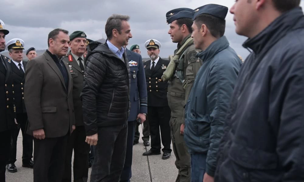 Συνάντηση Μητσοτάκη με τους αρχηγούς των Γενικών Επιτελείων: Εξετάστηκαν κανόνες εμπλοκής